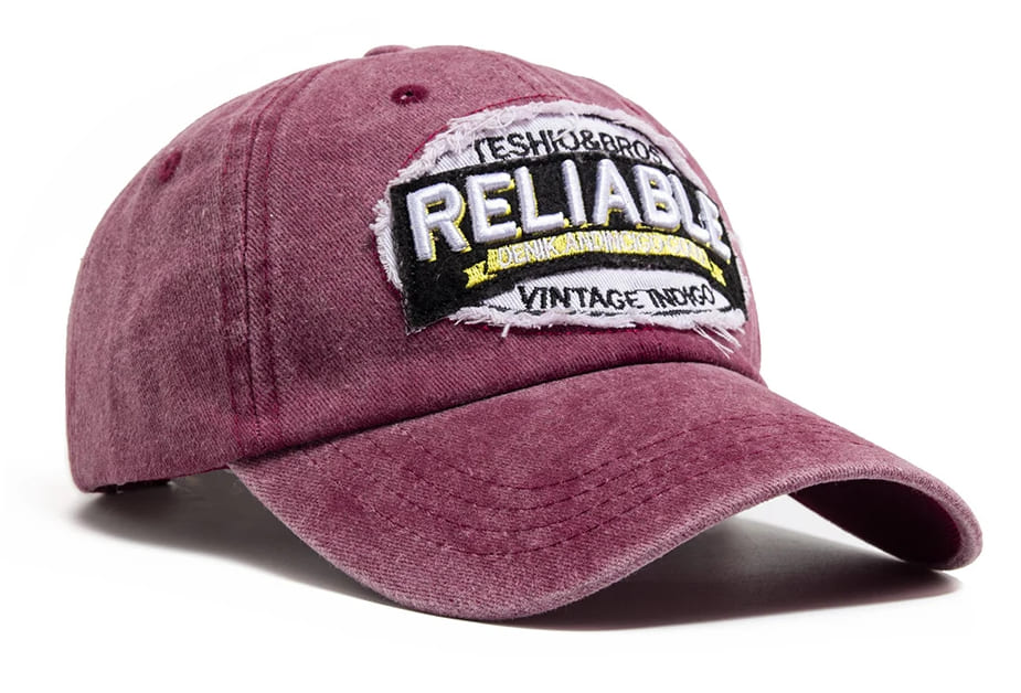 Gorra ajustable en tela vinotinto para hombre