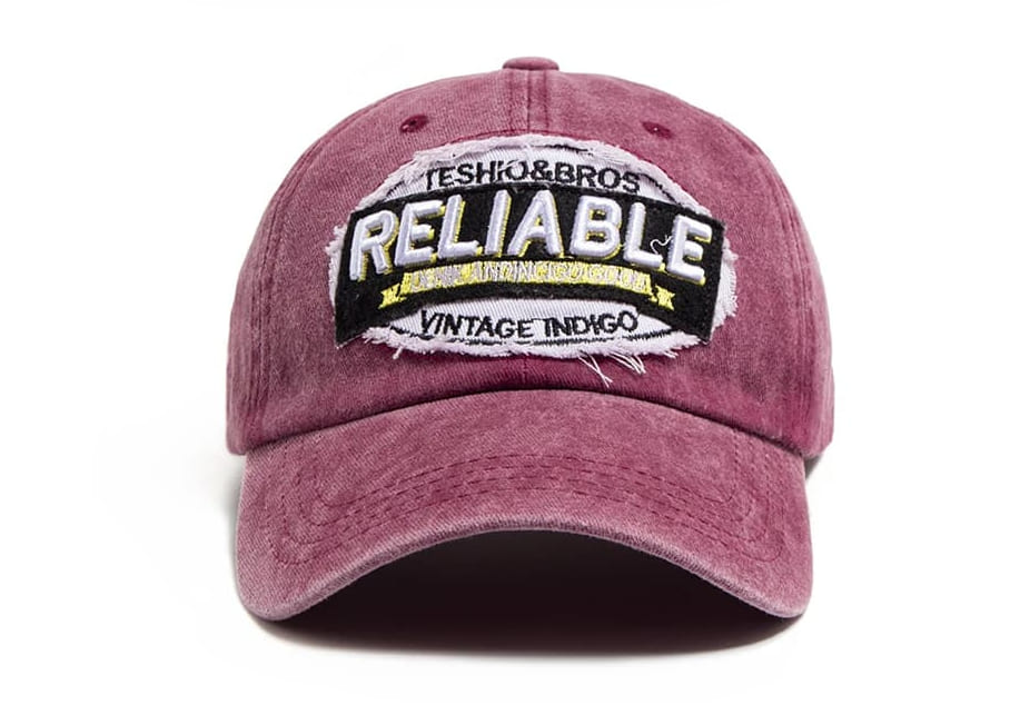 Cachucha o gorra ajustable en tela vinotinto