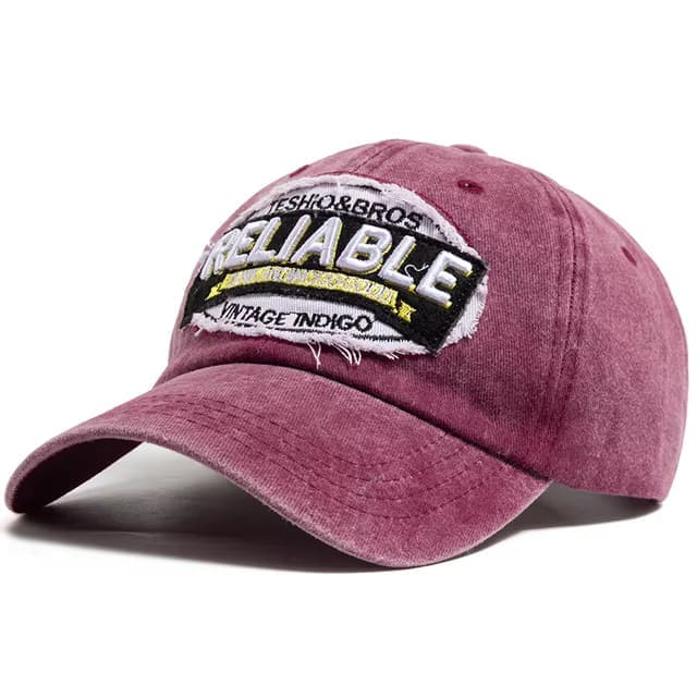 Gorra ajustable en tela vinotinto