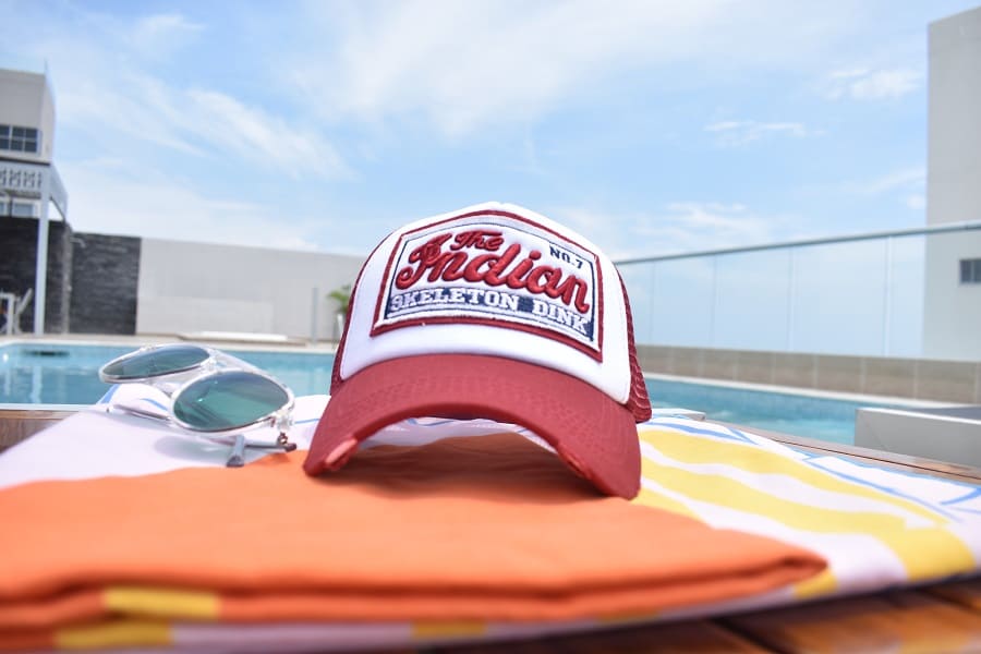 Gorra o cachucha en malla vinotinto exclusiva