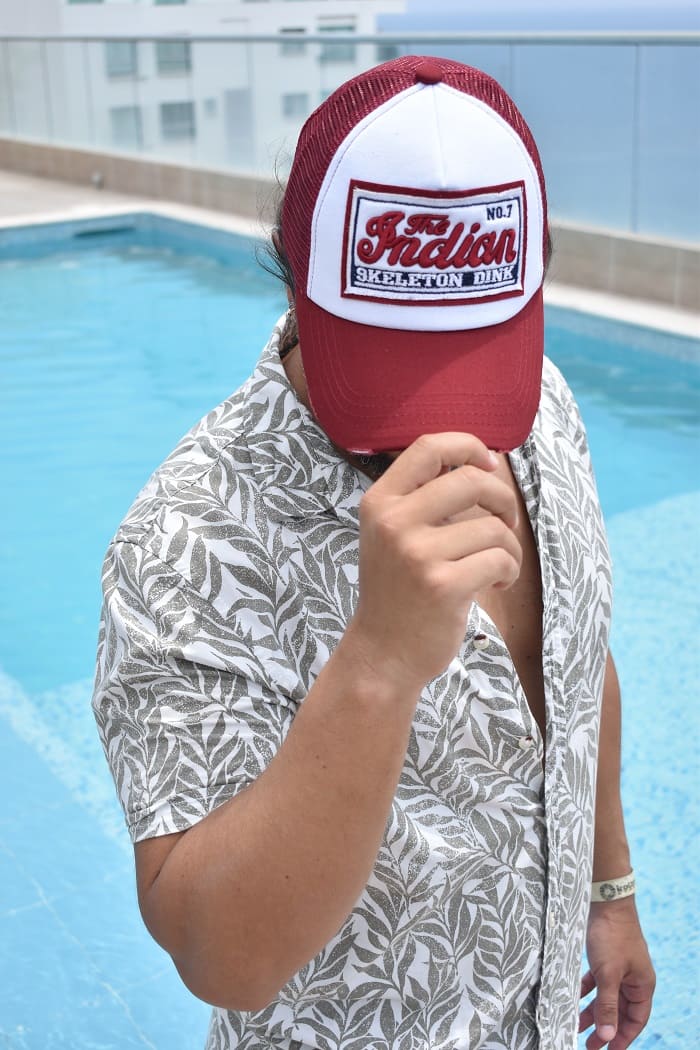 Gorra o cachucha en malla vinotinto