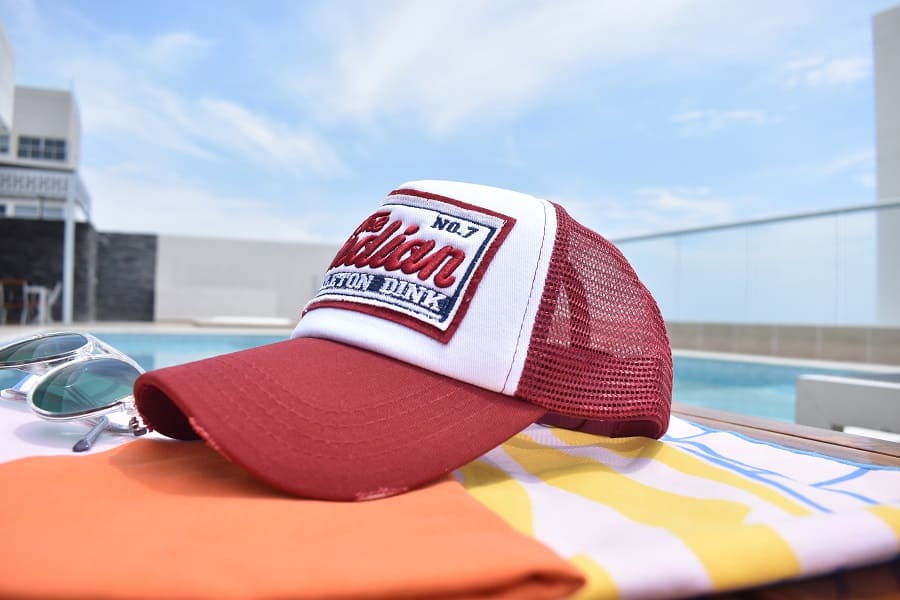Gorra o cachucha en malla vinotinto en Colombia
