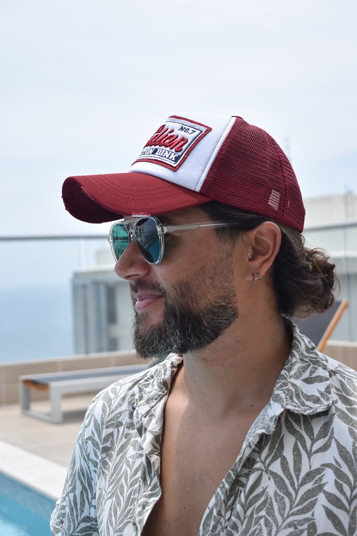 Gorra o cachucha en malla vinotinto ajustable