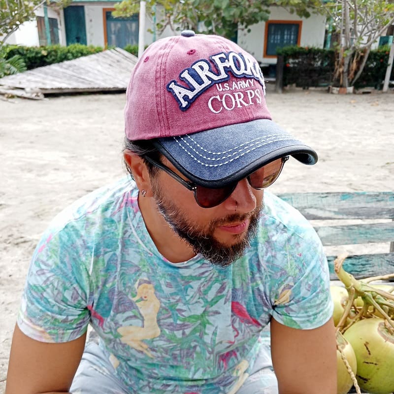 Gorra en tela vinotinto air force ajustable