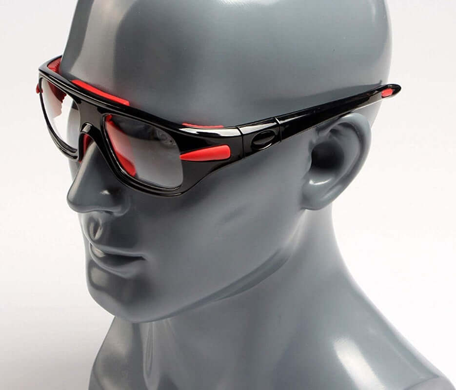 Gafas protección deportivas para lentes formulados en negro y rojo, ideales para deportes al aire libre.